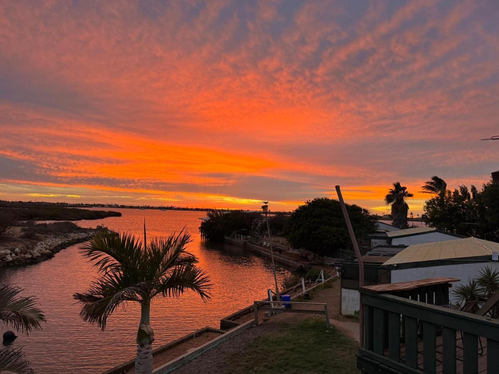 Pelican Point Waterfront Resort Formerly Carnarvon Beach Retreat Экстерьер фото